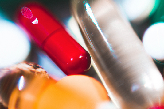 Photo floue de capsules de pilules rouges et blanches